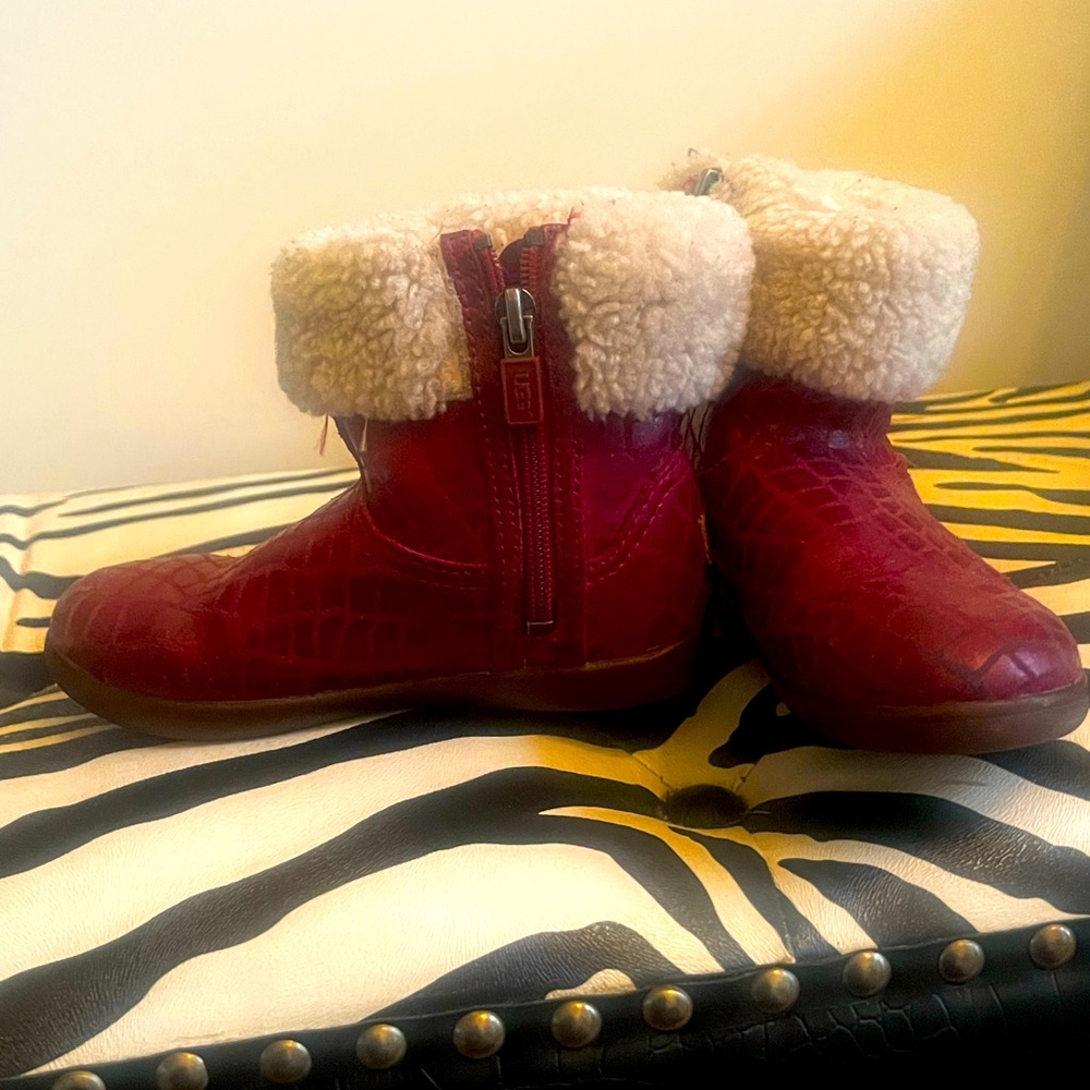 Gently used Ugg boots size 9t. Great condition leather burgundy crocodile print.